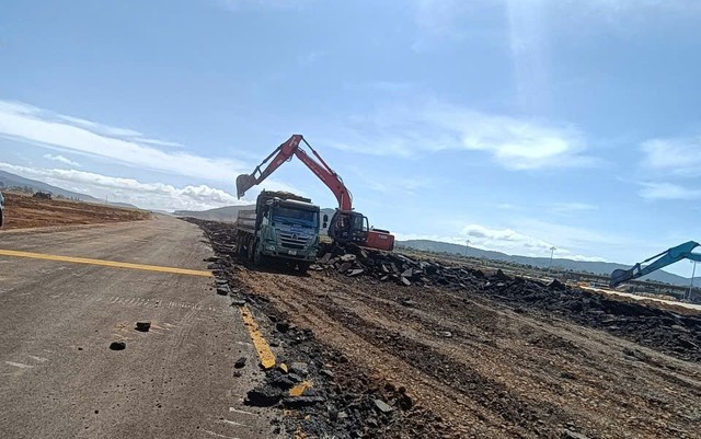 Đại c&ocirc;ng trường s&acirc;n bay Li&ecirc;n Khương sau 2 tuần khởi c&ocirc;ng sửa chữa, n&acirc;ng cấp- Ảnh 6.