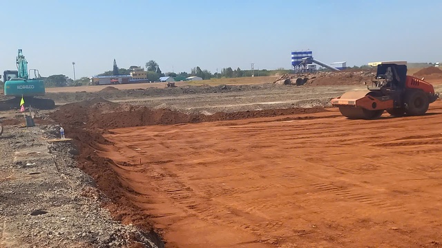 Đại c&ocirc;ng trường s&acirc;n bay Li&ecirc;n Khương sau 2 tuần khởi c&ocirc;ng sửa chữa, n&acirc;ng cấp- Ảnh 2.