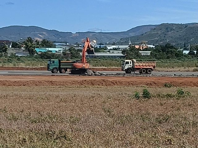 Đại c&ocirc;ng trường s&acirc;n bay Li&ecirc;n Khương sau 2 tuần khởi c&ocirc;ng sửa chữa, n&acirc;ng cấp- Ảnh 8.