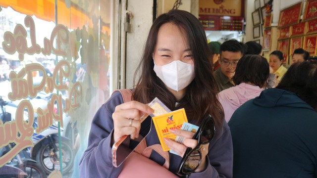 V&agrave;ng lao dốc: C&oacute; người đứng 2 giờ đồng hồ vẫn mua hụt - Ảnh 7.
