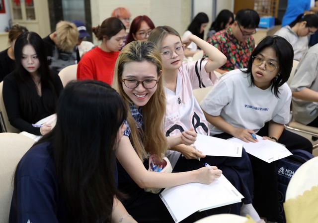 Sinh vi&ecirc;n ng&agrave;nh quan hệ c&ocirc;ng ch&uacute;ng trải nghiệm học thực tế tại b&aacute;o Thanh Ni&ecirc;n - Ảnh 4.