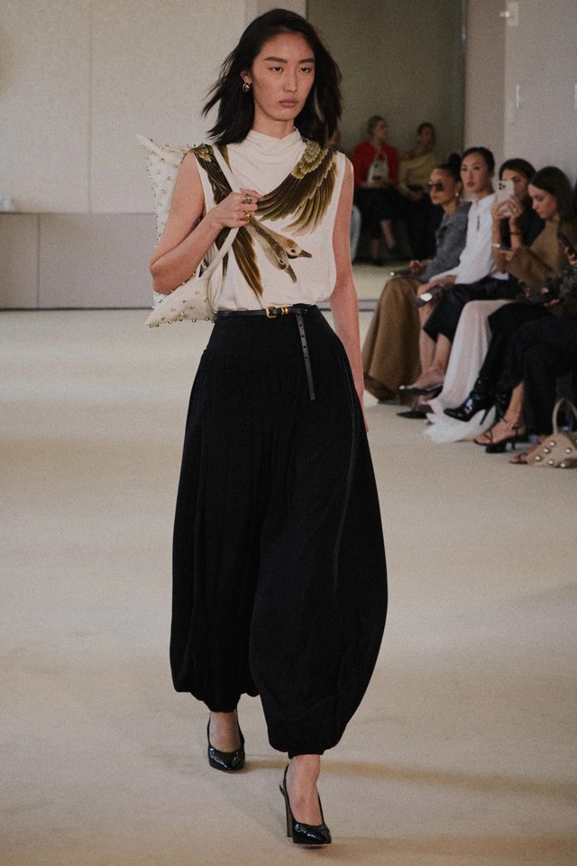 Quần bóng bay, 'ngôi sao' của xuân/hè 2026 - Ảnh 6.