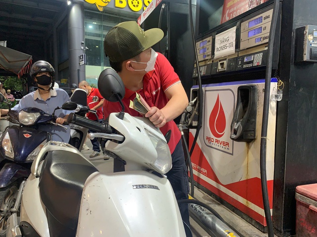Gi&aacute; xăng dầu đồng loạt tăng mạnh từ đ&ecirc;m 19.3, c&oacute; loại tăng gần 9.000 đồng/l&iacute;t- Ảnh 1.