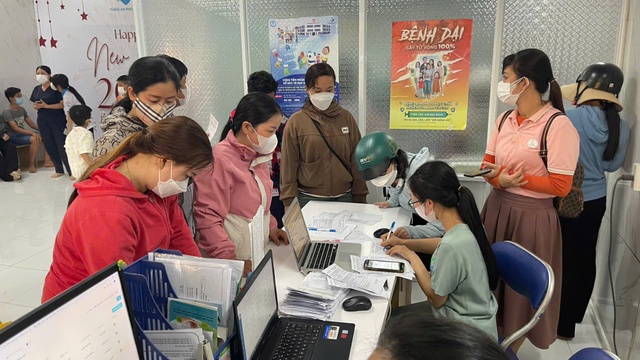 Ph&uacute; Quốc: Nhu cầu ti&ecirc;m vắc xin vi&ecirc;m n&atilde;o m&ocirc; cầu tăng vọt sau ca tử vong - Ảnh 1.