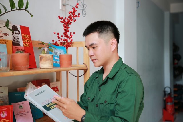 TP.HCM: Ba anh em tạm g&aacute;c mưu sinh, t&igrave;nh nguyện nhập ngũ - Ảnh 2.