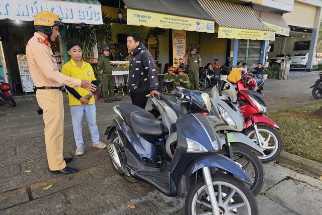 TP.HCM ra quy định mới về vỉa hè: Phường, xã và người dân nói gì?- Ảnh 2. TP.HCM ra quy định mới về vỉa hè: Phường, xã và người dân nói gì?- Ảnh 2.