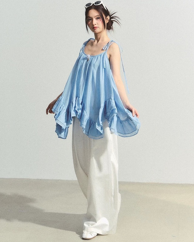 Chào hè rực rỡ cùng những trang phục hai dây thướt tha - Ảnh 3.