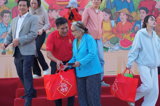 Sabeco t&ocirc;n vinh &lsquo;vị Tết Việt&rsquo; với h&agrave;nh tr&igrave;nh gắn kết người d&acirc;n ba miền - Ảnh 3.