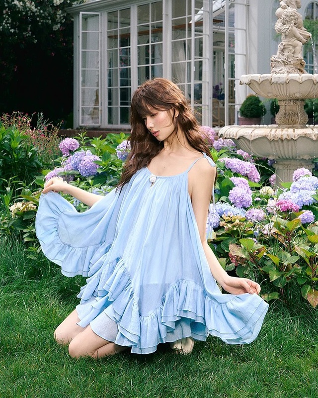 Chào hè rực rỡ cùng những trang phục hai dây thướt tha - Ảnh 4.