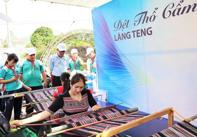 Người Hr&ecirc; mang họ Phạm: Nặng l&ograve;ng với di sản thổ cẩm - Ảnh 4.