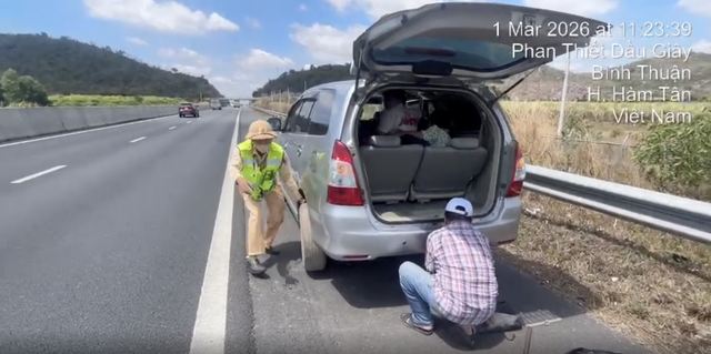 Nổ lốp tr&ecirc;n cao tốc TP.HCM - V&acirc;n Phong: CSGT hướng dẫn xử l&yacute; an to&agrave;n - Ảnh 1.