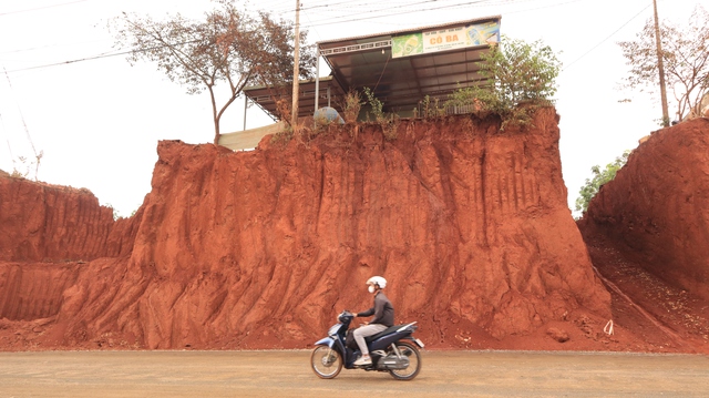 Nhiều nhà dân chênh vênh bên mép vực sâu: Chủ đầu tư nói gì? - Ảnh 3.