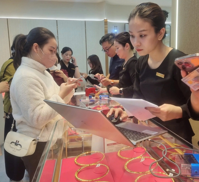 Giá vàng sát 189 triệu đồng/lượng, có nên tất tay mua vàng? - Ảnh 2.