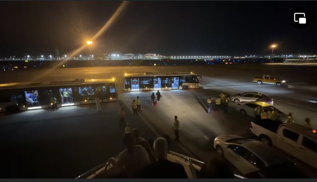 Người Việt mắc kẹt ở Trung Đ&ocirc;ng: Thấp thỏm t&igrave;m phương &aacute;n về Việt Nam an to&agrave;n - Ảnh 2.