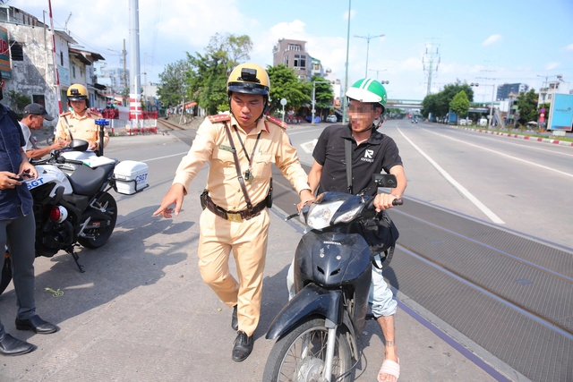 Tra cứu danh sách 111 xe máy bị CSGT TP.HCM phạt nguội trên đường Phạm Văn Đồng - Ảnh 1.