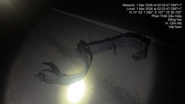 Nổ lốp tr&ecirc;n cao tốc TP.HCM - V&acirc;n Phong: CSGT hướng dẫn xử l&yacute; an to&agrave;n - Ảnh 2.