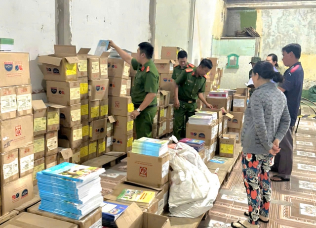 Phạt 7 năm tù giam với đối tượng buôn bán sách giáo khoa giả- Ảnh 1. Phạt 7 năm tù giam với đối tượng buôn bán sách giáo khoa giả- Ảnh 1.