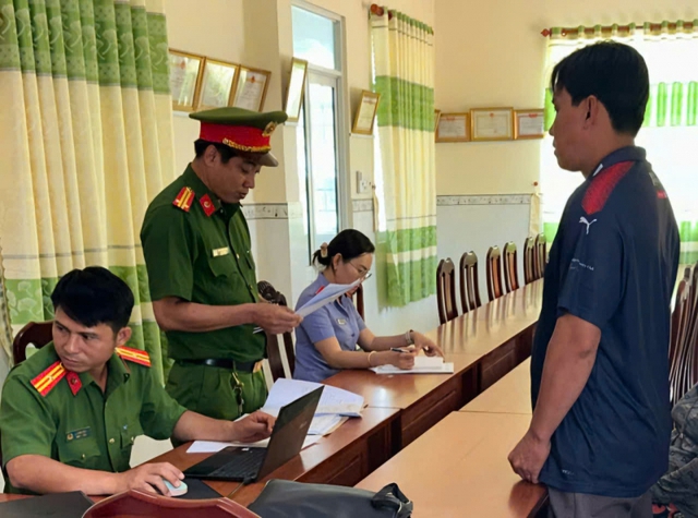 Phạt 7 năm tù giam với đối tượng buôn bán sách giáo khoa giả- Ảnh 2. Phạt 7 năm tù giam với đối tượng buôn bán sách giáo khoa giả- Ảnh 2.