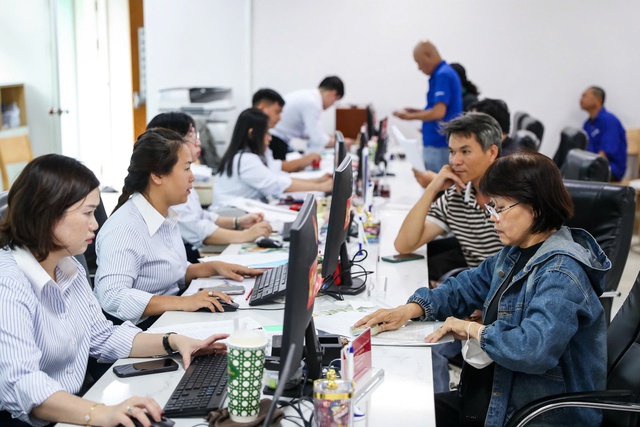 Người d&acirc;n, doanh nghiệp kh&ocirc;ng phải cung cấp th&ocirc;ng tin đ&atilde; c&oacute; tr&ecirc;n VNeID - Ảnh 1.