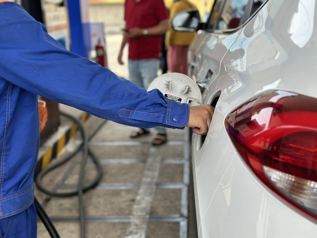 Gi&aacute; xăng dầu h&ocirc;m nay 7.3.2026: Dầu th&ocirc; Mỹ tăng th&ecirc;m 10 USD/th&ugrave;ng- Ảnh 1.