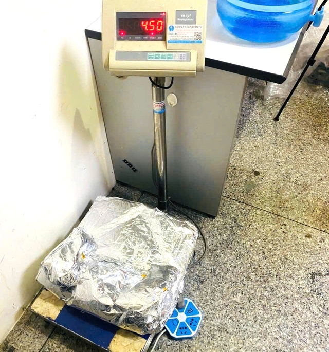 Tết Bính Ngọ, Hải quan Tân Sơn Nhất phát hiện bắt giữ 4,5kg cocain- Ảnh 1. Tết Bính Ngọ, Hải quan Tân Sơn Nhất phát hiện bắt giữ 4,5kg cocain- Ảnh 1.