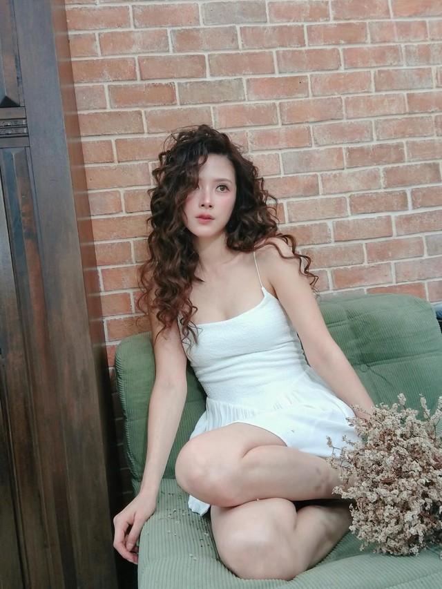 Biến hóa phong cách với đầm hai dây vừa trẻ trung vừa sang- Ảnh 9. Biến hóa phong cách với đầm hai dây vừa trẻ trung vừa sang- Ảnh 9.