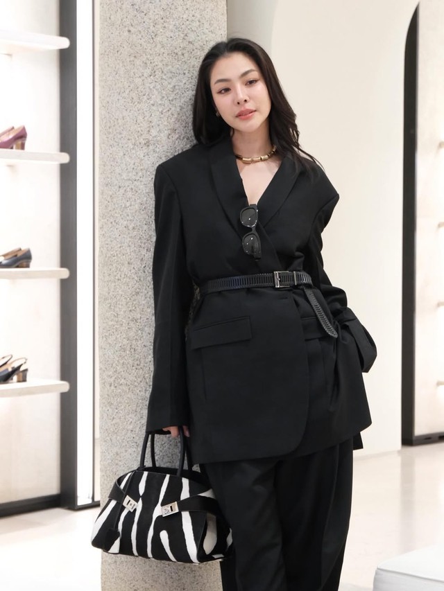 Sức hút của blazer phom rộng trong tủ đồ quý cô hiện đại- Ảnh 5. Sức hút của blazer phom rộng trong tủ đồ quý cô hiện đại- Ảnh 5.