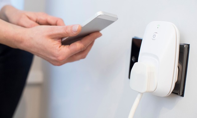 Những thiết bị n&ecirc;n tr&aacute;nh cắm v&agrave;o ổ cắm th&ocirc;ng minh - Ảnh 1.