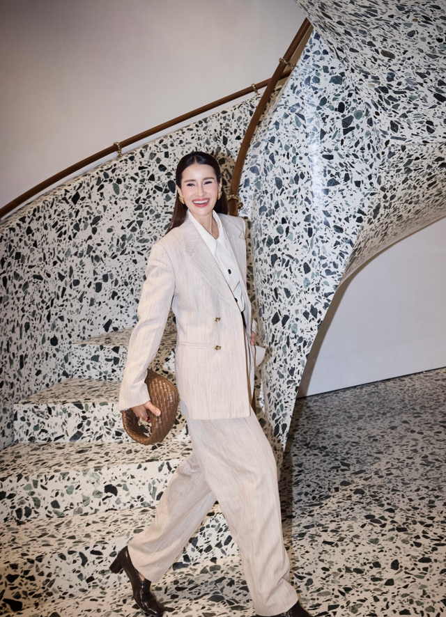 Sức hút của blazer phom rộng trong tủ đồ quý cô hiện đại- Ảnh 8. Sức hút của blazer phom rộng trong tủ đồ quý cô hiện đại- Ảnh 8.