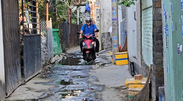 Nước thải tràn ngập hẻm 306/38 Vườn Lài: Dân bức xúc, chính quyền hứa xử lý - Ảnh 4.