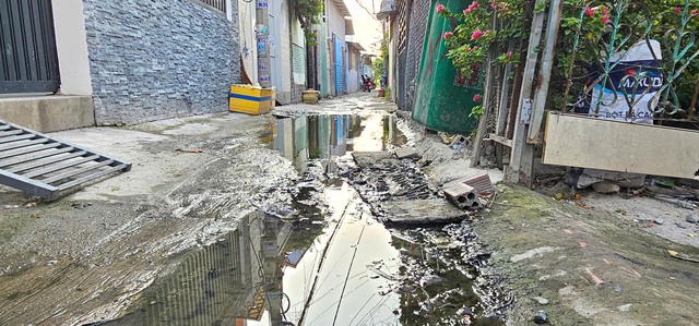 Nước thải tràn ngập hẻm 306/38 Vườn Lài: Dân bức xúc, chính quyền hứa xử lý - Ảnh 1.