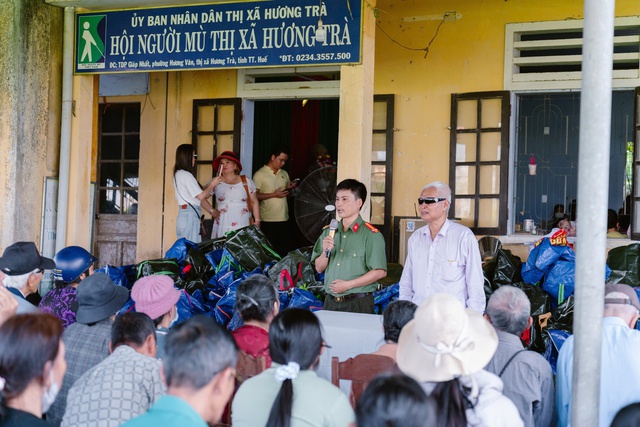 Trao 900 triệu đồng đến trẻ mồ c&ocirc;i, người yếu thế, kh&oacute; khăn ở Huế- Ảnh 3.