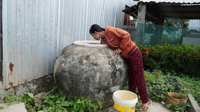 Ống nước kéo ngang nhà, người dân Biển Bạch vẫn chật vật mua từng lu nước- Ảnh 3. Ống nước kéo ngang nhà, người dân Biển Bạch vẫn chật vật mua từng lu nước- Ảnh 3.