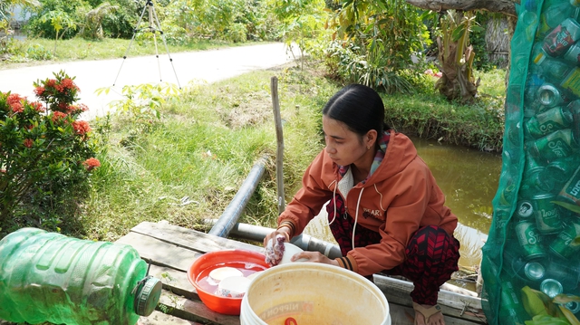 Ống nước kéo ngang nhà, người dân Biển Bạch vẫn chật vật mua từng lu nước- Ảnh 2. Ống nước kéo ngang nhà, người dân Biển Bạch vẫn chật vật mua từng lu nước- Ảnh 2.