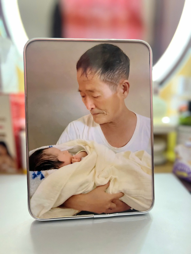 Chuyện x&uacute;c động sau khoảnh khắc &ocirc;ng nội đeo ống thở cố bế ch&aacute;u trước khi mất- Ảnh 3.