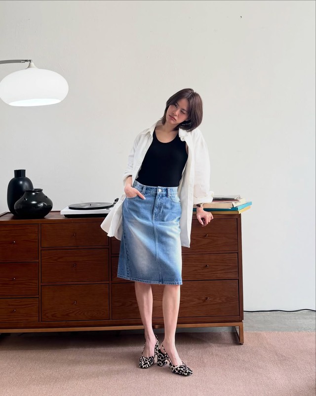 Phong cách năng động từ những chiếc váy denim công sở - Ảnh 7.