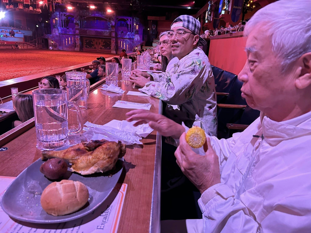 Người Việt ở Mỹ du xuân trải nghiệm VIP food tour ở thành phố tội lỗi - Ảnh 2.