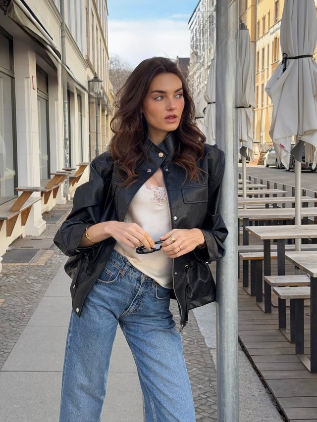 Mặc áo hai dây lụa xuống phố điệu đà, quyến rũ theo cách riêng- Ảnh 2.