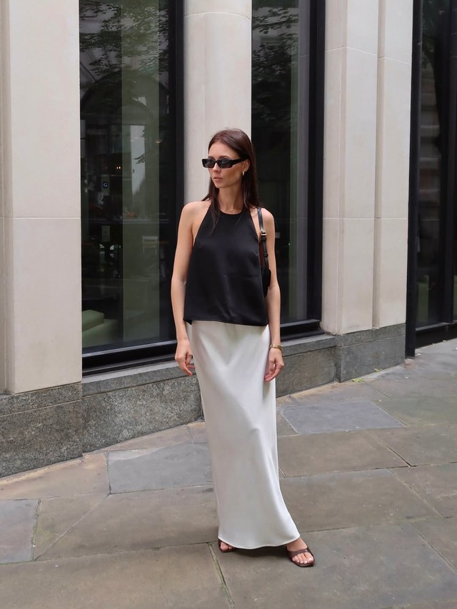 Mặc áo hai dây lụa xuống phố điệu đà, quyến rũ theo cách riêng- Ảnh 5.