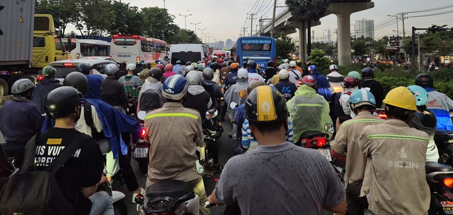 Gi&aacute; xăng tăng, vượt 30.000 đồng/l&iacute;t, người trẻ ở xa c&ocirc;ng ty&hellip; thở d&agrave;i - Ảnh 2.