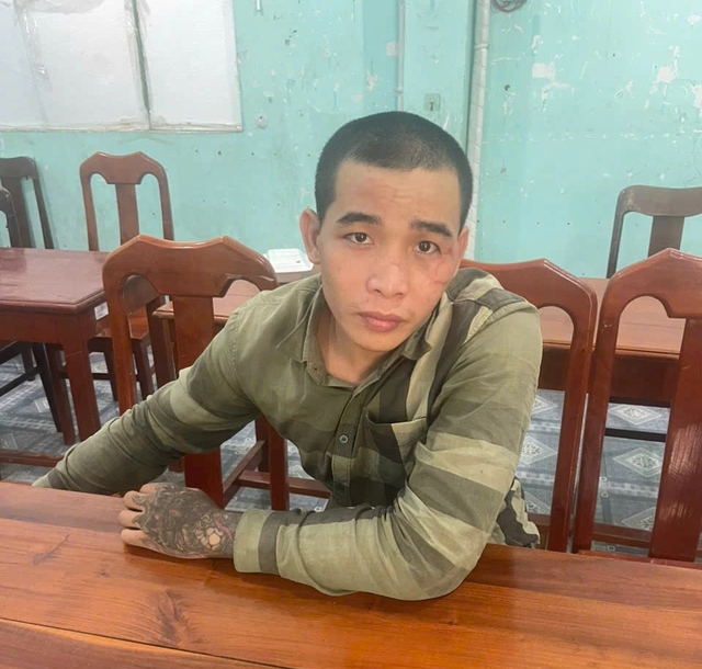 Nh&oacute;m sử dụng tr&aacute;i ph&eacute;p chất ma t&uacute;y, thu giữ 2 vật kim loại giống s&uacute;ng - Ảnh 2.