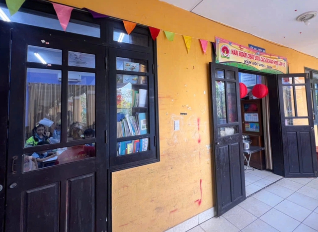 X&ocirc;n xao việc gi&aacute;o vi&ecirc;n d&ugrave;ng thước đ&aacute;nh học sinh tiểu học g&atilde;y tay - Ảnh 5.