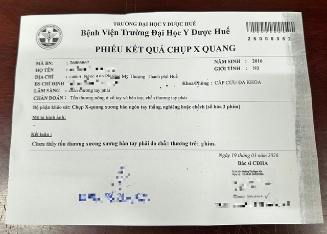 X&ocirc;n xao việc gi&aacute;o vi&ecirc;n d&ugrave;ng thước đ&aacute;nh học sinh tiểu học g&atilde;y tay - Ảnh 4.