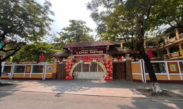 X&ocirc;n xao việc gi&aacute;o vi&ecirc;n d&ugrave;ng thước đ&aacute;nh học sinh tiểu học g&atilde;y tay - Ảnh 1.