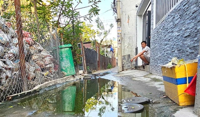 Nước thải tràn ngập hẻm 306/38 Vườn Lài: Dân bức xúc, chính quyền hứa xử lý - Ảnh 2.