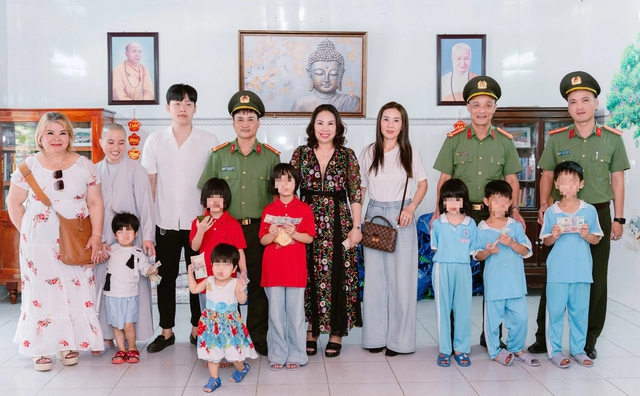 Trao 900 triệu đồng đến trẻ mồ c&ocirc;i, người yếu thế, kh&oacute; khăn ở Huế- Ảnh 1.