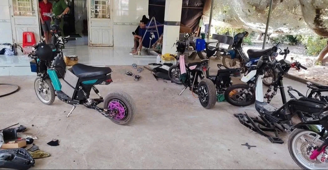 Xử lý 'lò' độ xe điện vượt tốc độ cho học sinh ở TP.HCM- Ảnh 1.