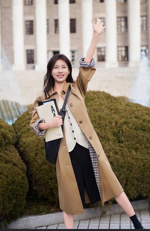 'Hoàng hậu Ki' Ha Ji Won trẻ trung ngỡ ngàng ở tuổi U.50 - Ảnh 1.