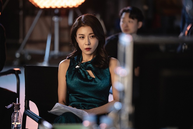 'Hoàng hậu Ki' Ha Ji Won trẻ trung ngỡ ngàng ở tuổi U.50 - Ảnh 2.