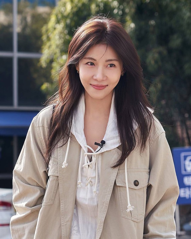 'Hoàng hậu Ki' Ha Ji Won trẻ trung ngỡ ngàng ở tuổi U.50 - Ảnh 3.